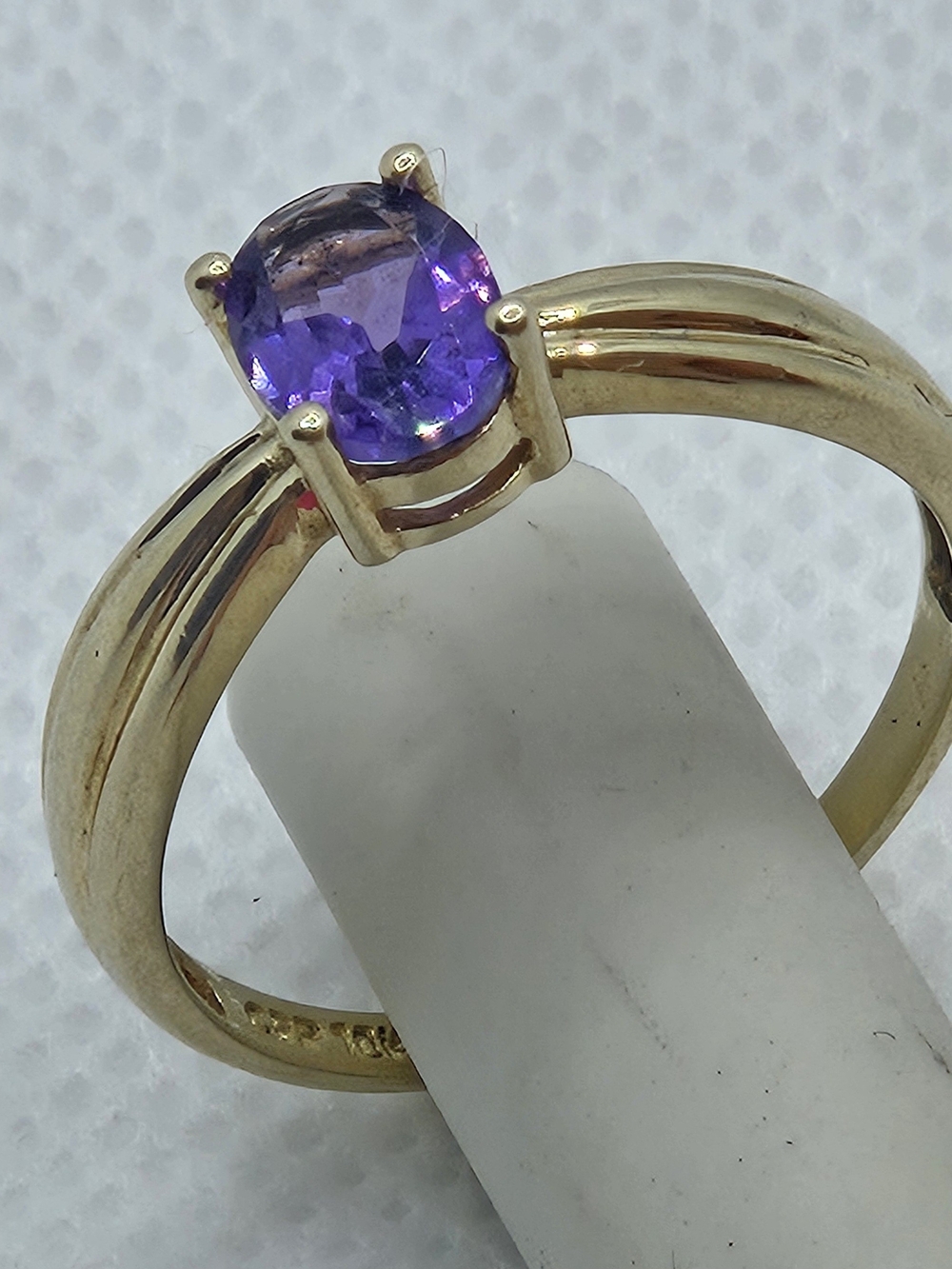 10 K Gold Ring with Purple Oval Amethyst - Classic Solitaire